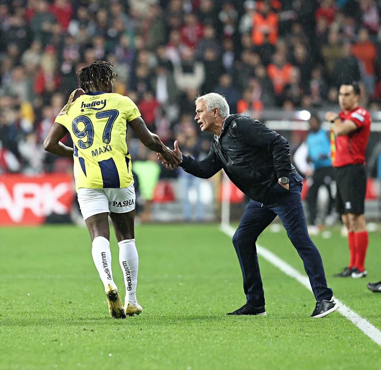 Mourinho'dan Hakeme Sert Çıkış: Bu Faul Bizim İçin Yok 2 Mourinhodan Hakeme Sert Cikis Bu Faul Bizim Icin Yok 3