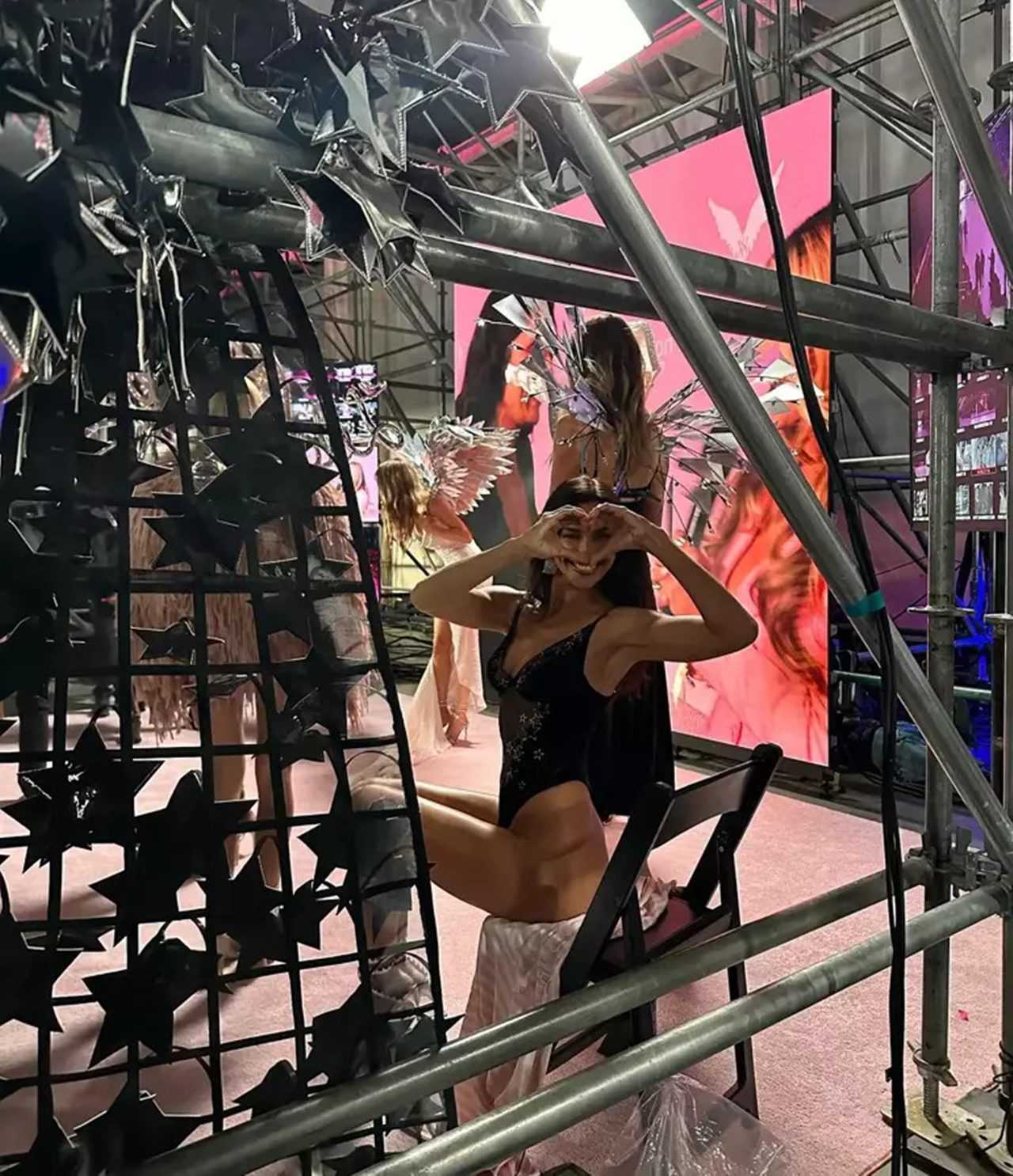 Victorias Secret Geri Dondu Mankenler Podyumu Salladi 4