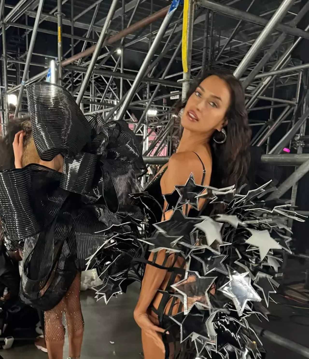 Victorias Secret Geri Dondu Mankenler Podyumu Salladi 5