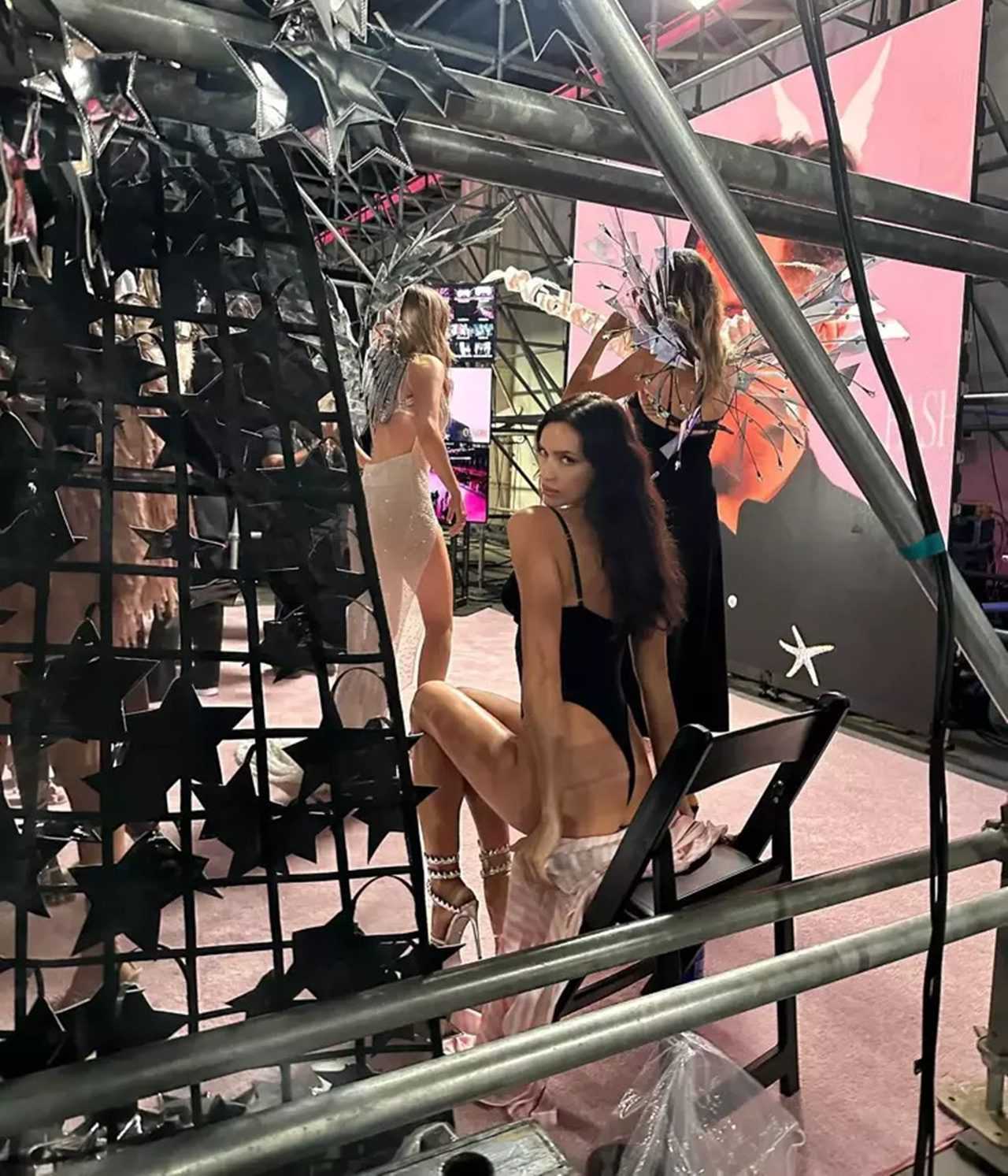 Victorias Secret Geri Dondu Mankenler Podyumu Salladi 7