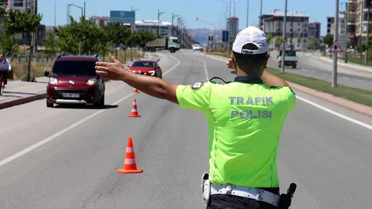 2025’te Trafik Cezaları Uçuyor: Yeni Tutarlar Şaşırtıyor 2 2025te Trafik Cezalari Ucuyor Yeni Tutarlar Sasirtiyor 3