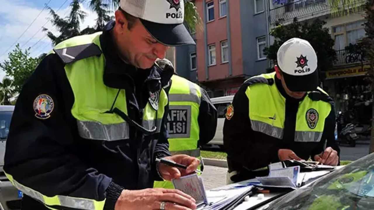 2025’te Trafik Cezaları Uçuyor: Yeni Tutarlar Şaşırtıyor 3 2025te Trafik Cezalari Ucuyor Yeni Tutarlar Sasirtiyor 4