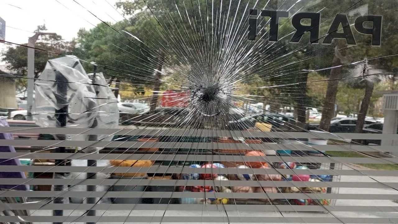 Beylikduzunde AK Parti Binasina Tasli Saldiri 3