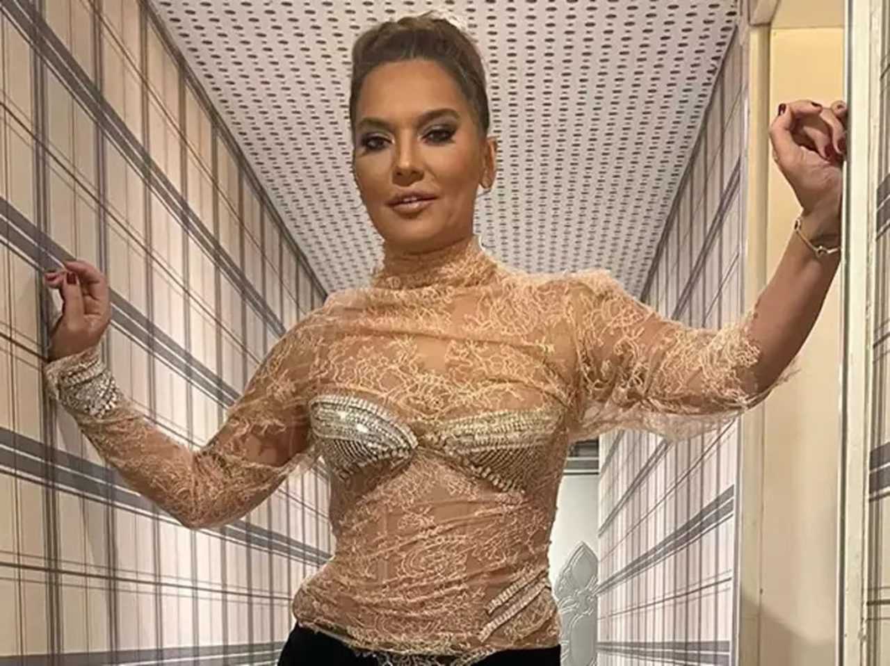 Demet Akalın’ın Yeni Hali: Operasyonla Gelen Mükemmel Form 2 Demet Akalinin Yeni Hali Operasyonla Gelen Mukemmel Form 4