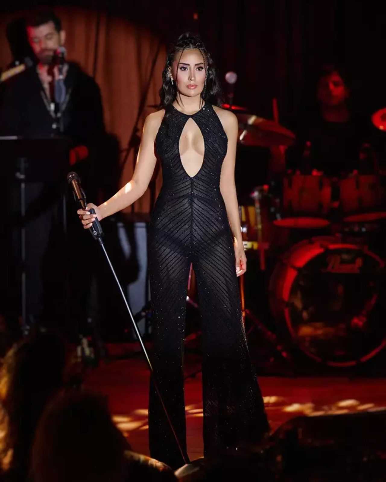 Hande Ünsal'ın Transparan Tulumuyla Sahneye Damga Vurdu 1 Hande Unsalin Transparan Tulumuyla Sahneye Damga Vurdu 2