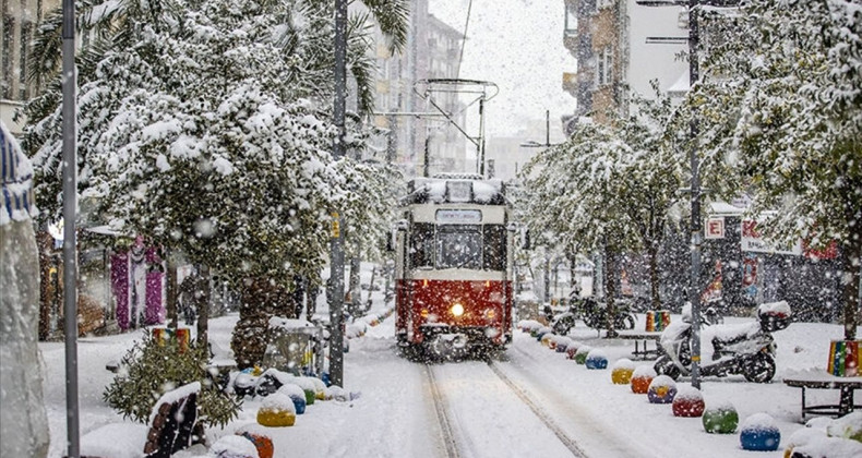 İstanbul’da Kar, Lodos ve Fırtına Hayatı Felç Etti
