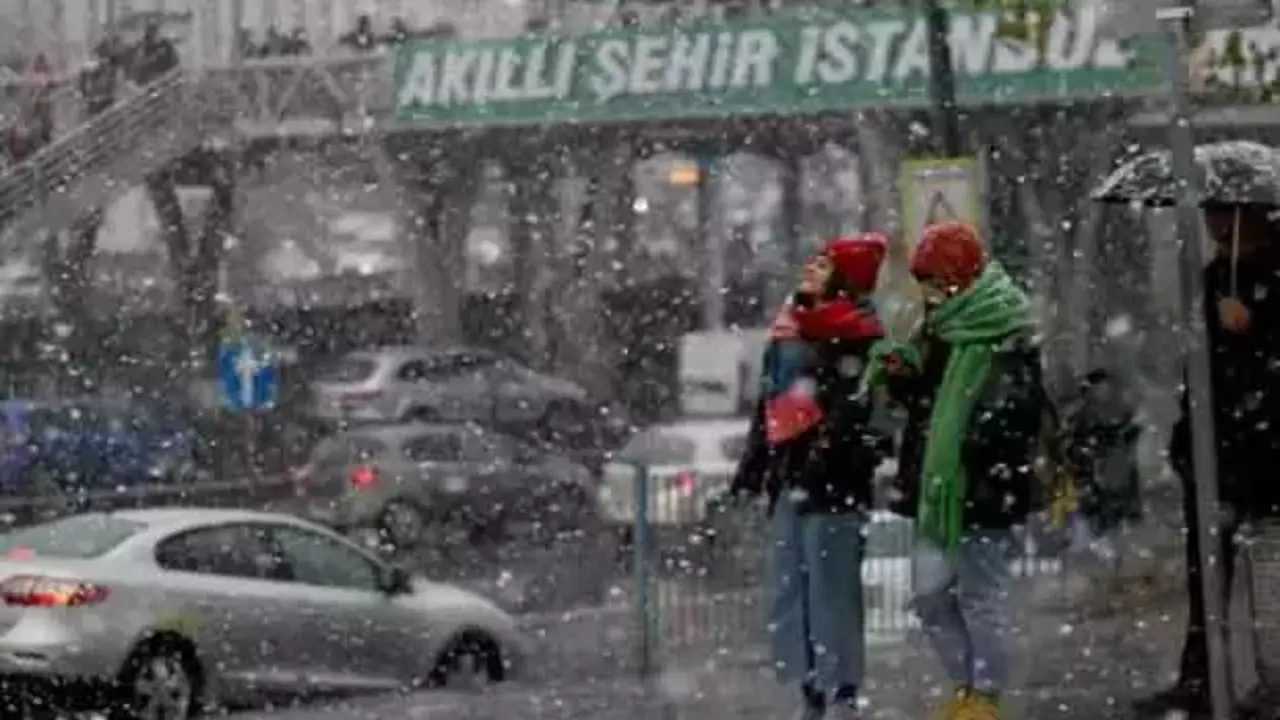 İstanbul’da Kar, Lodos ve Fırtına Hayatı Felç Etti 1 Istanbulda Kar Lodos ve Firtina Hayati Felc Etti 2