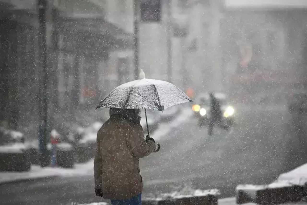 İstanbul’da Kar, Lodos ve Fırtına Hayatı Felç Etti 2 Istanbulda Kar Lodos ve Firtina Hayati Felc Etti 3