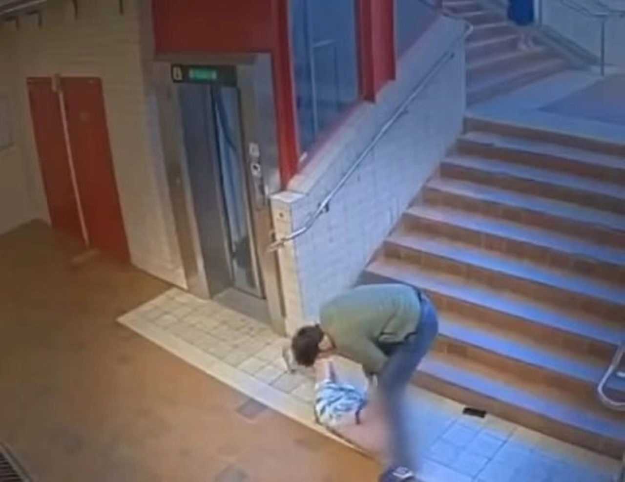 Isvecte Dehset 91 Yasindaki Kadin Merdivenlerden Itildi 2