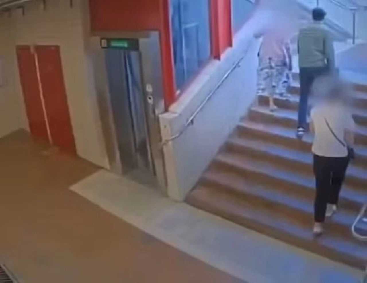 Isvecte Dehset 91 Yasindaki Kadin Merdivenlerden Itildi 3