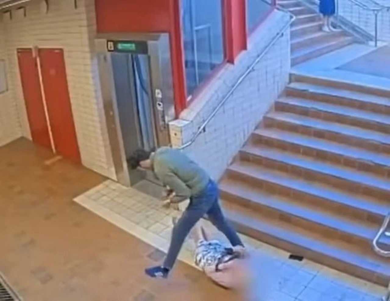 Isvecte Dehset 91 Yasindaki Kadin Merdivenlerden Itildi 4