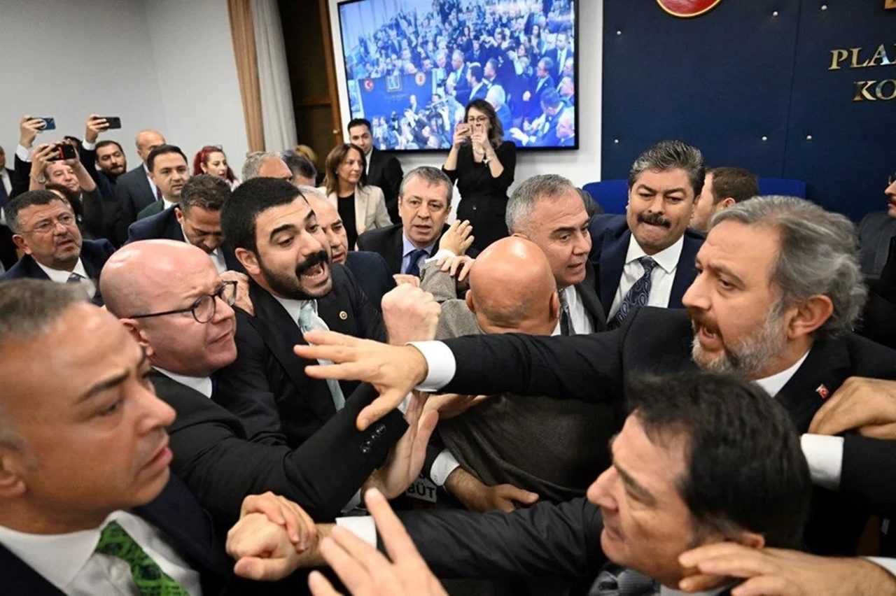 Meclis’te Gergin Anlar: CHP'li Vekiller Bakan’a Saldırdı 9 Mecliste Gergin Anlar CHPli Vekiller Bakana Saldirdi 10