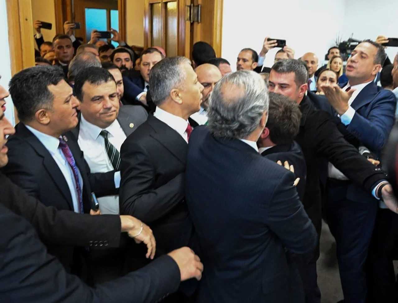 Meclis’te Gergin Anlar: CHP'li Vekiller Bakan’a Saldırdı 1 Mecliste Gergin Anlar CHPli Vekiller Bakana Saldirdi 2