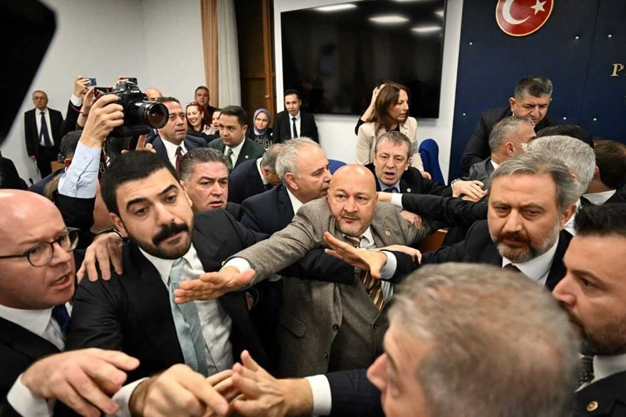 Meclis’te Gergin Anlar: CHP'li Vekiller Bakan’a Saldırdı 2 Mecliste Gergin Anlar CHPli Vekiller Bakana Saldirdi 3