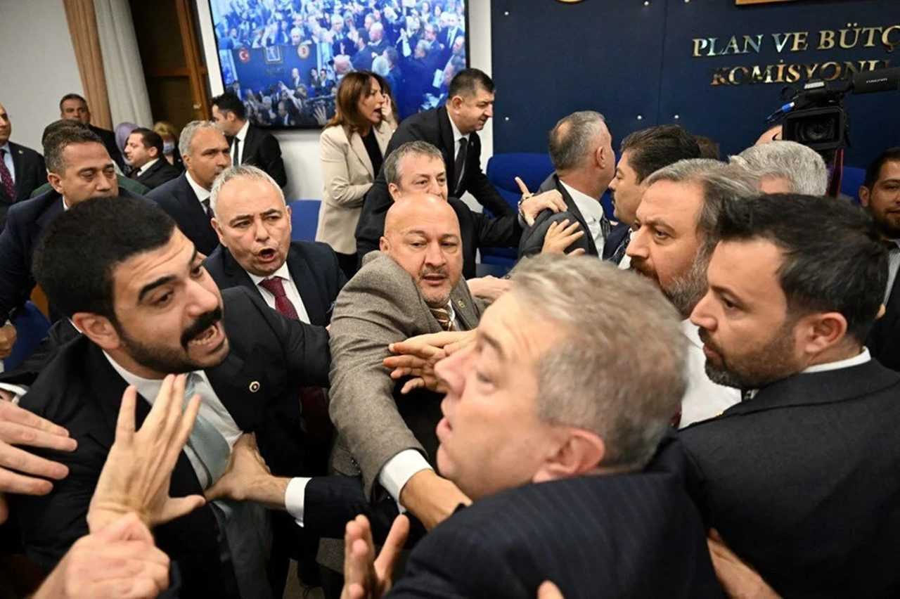 Meclis’te Gergin Anlar: CHP'li Vekiller Bakan’a Saldırdı 5 Mecliste Gergin Anlar CHPli Vekiller Bakana Saldirdi 6