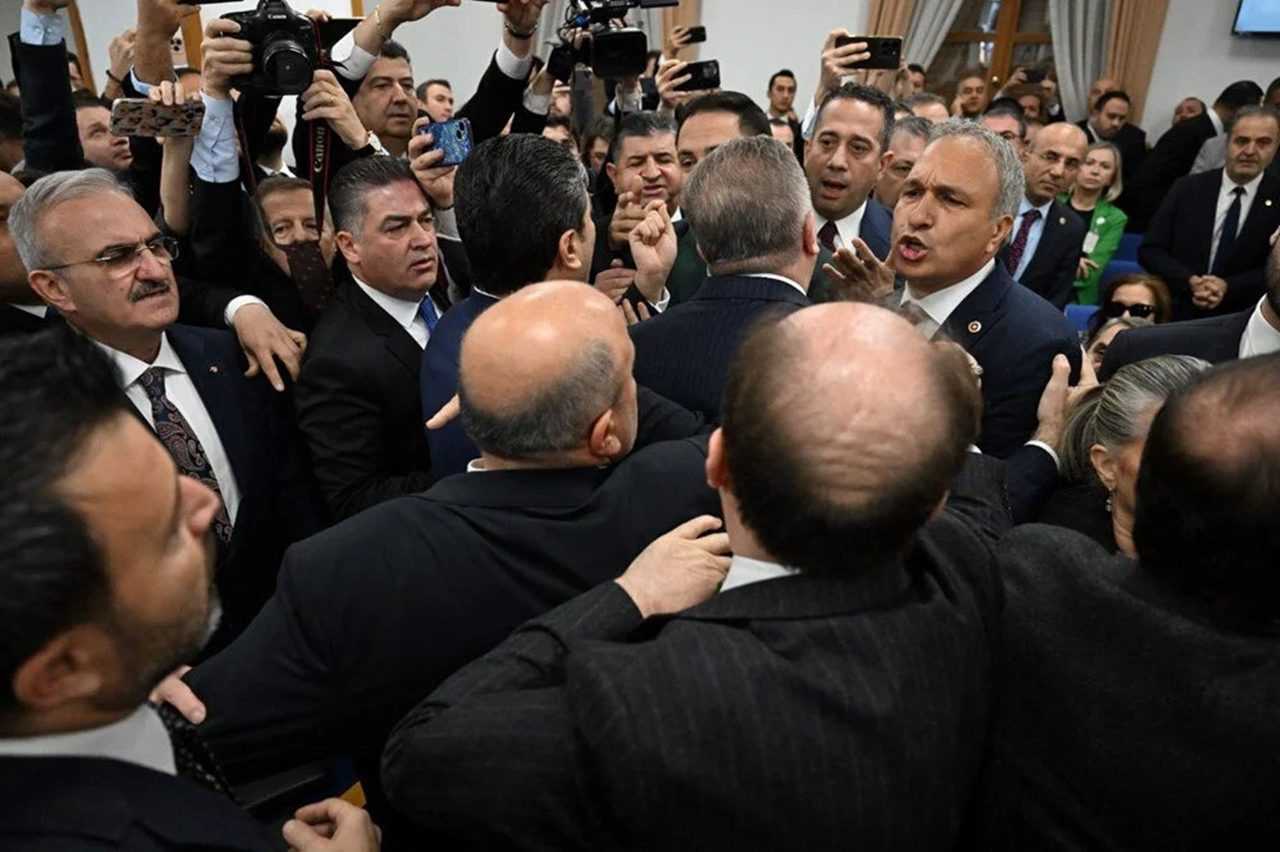 Meclis’te Gergin Anlar: CHP'li Vekiller Bakan’a Saldırdı 7 Mecliste Gergin Anlar CHPli Vekiller Bakana Saldirdi 8