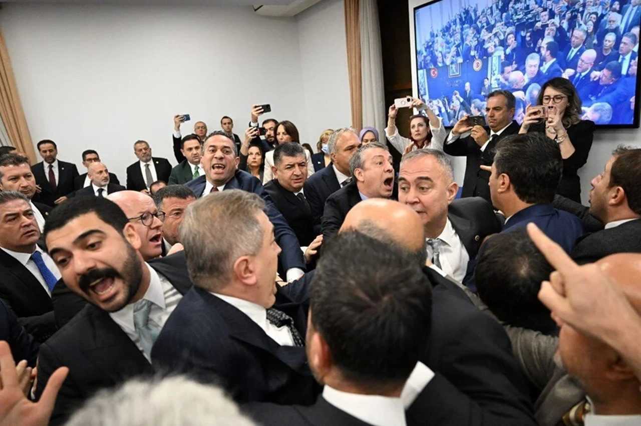 Meclis’te Gergin Anlar: CHP'li Vekiller Bakan’a Saldırdı 8 Mecliste Gergin Anlar CHPli Vekiller Bakana Saldirdi 9