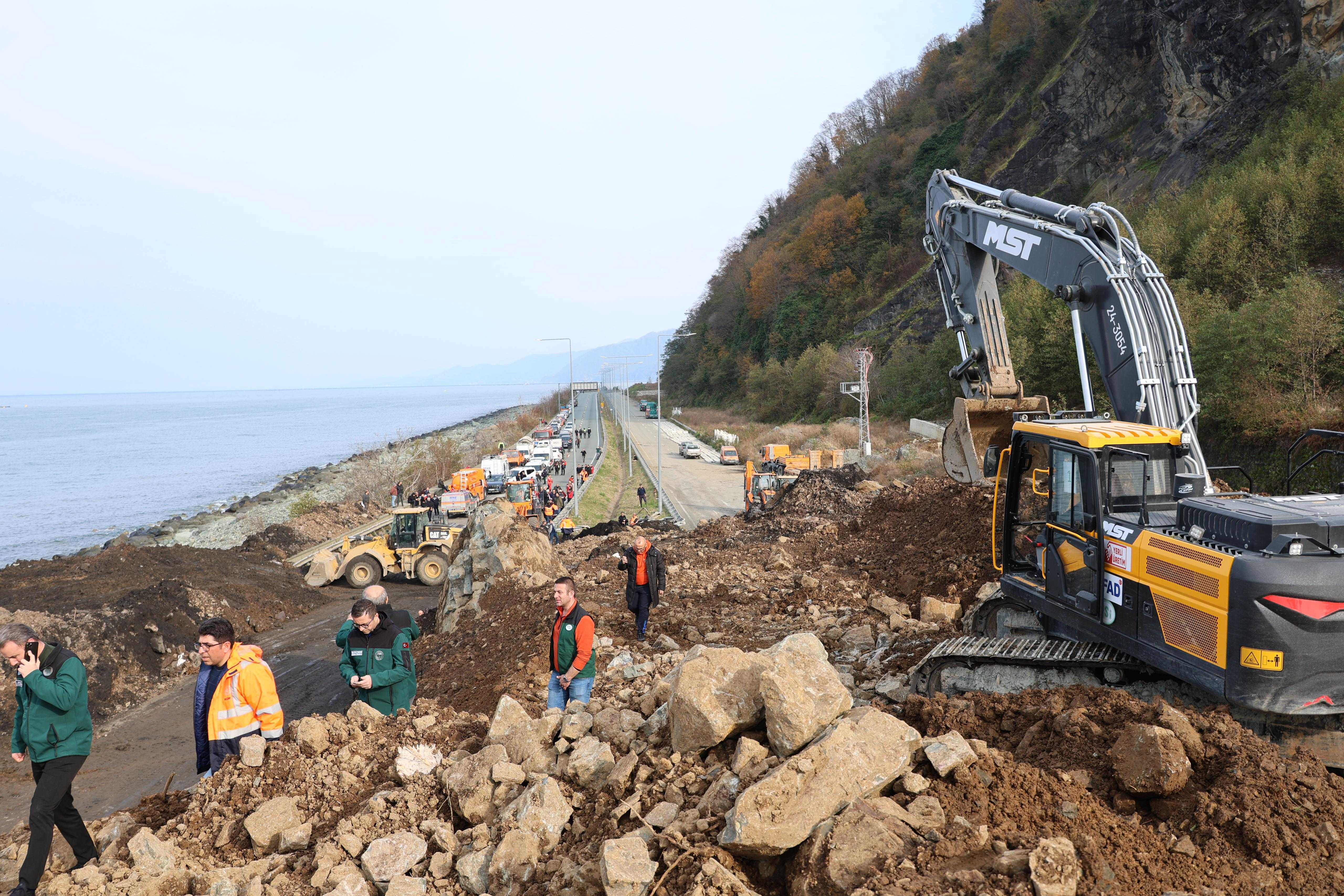 Artvin’de Heyelan Faciası: 4 Kişi Hayatını Kaybetti 1 AA 20241208 36424868 36424865 ARTVINDE HEYELAN SONUCU KARADENIZ SAHIL YOLU ULASIMA KAPANDI