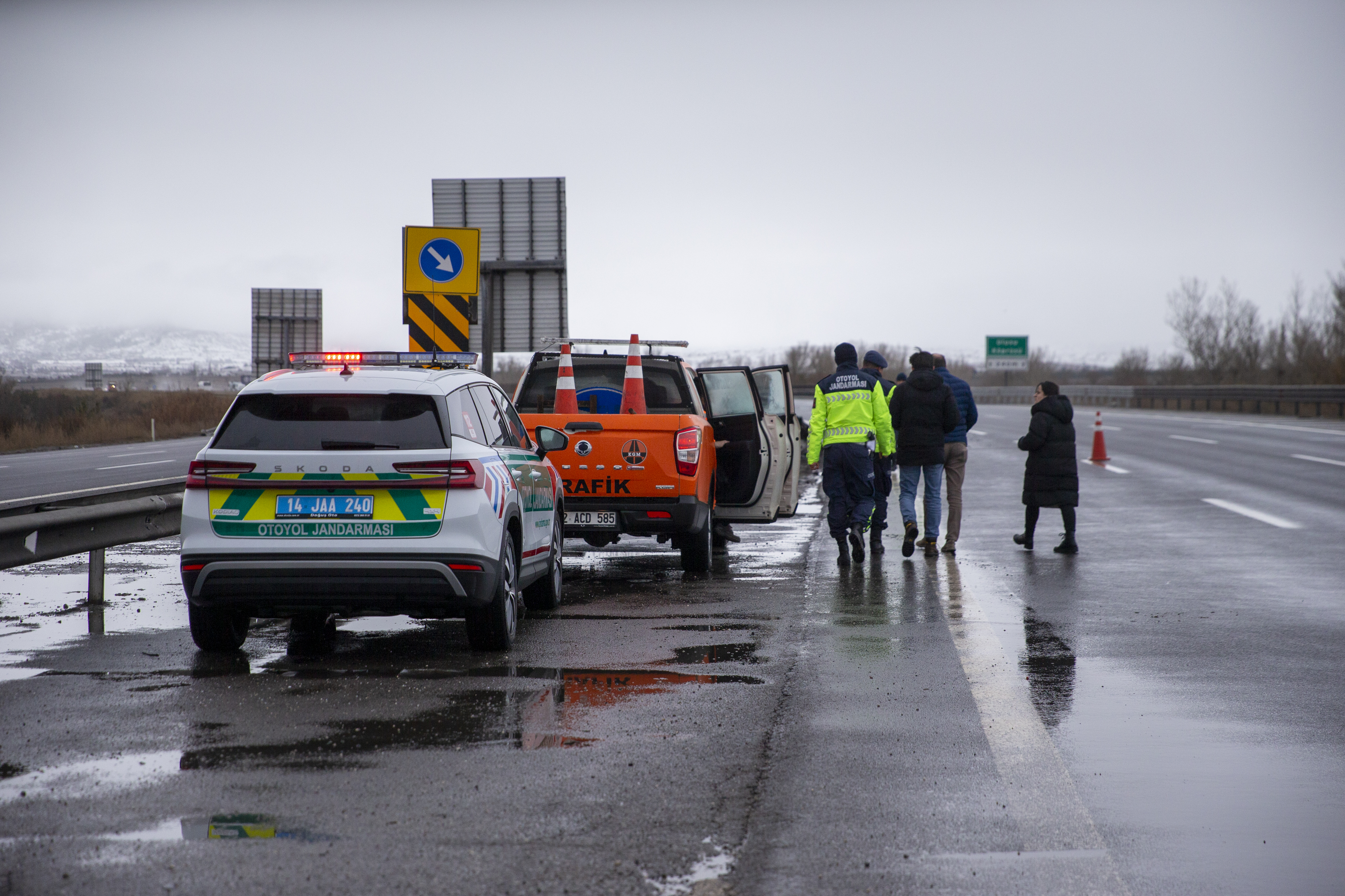 TEM Otoyolu'nda Feci Kaza: Otomobil Bariyerlere Saplandı 3 AA 20241227 36597451 36597444 ANADOLU OTOYOLUNDA BARIYERLERE CARPAN OTOMOBILIN SURUCUSU AGIR YARALANDI