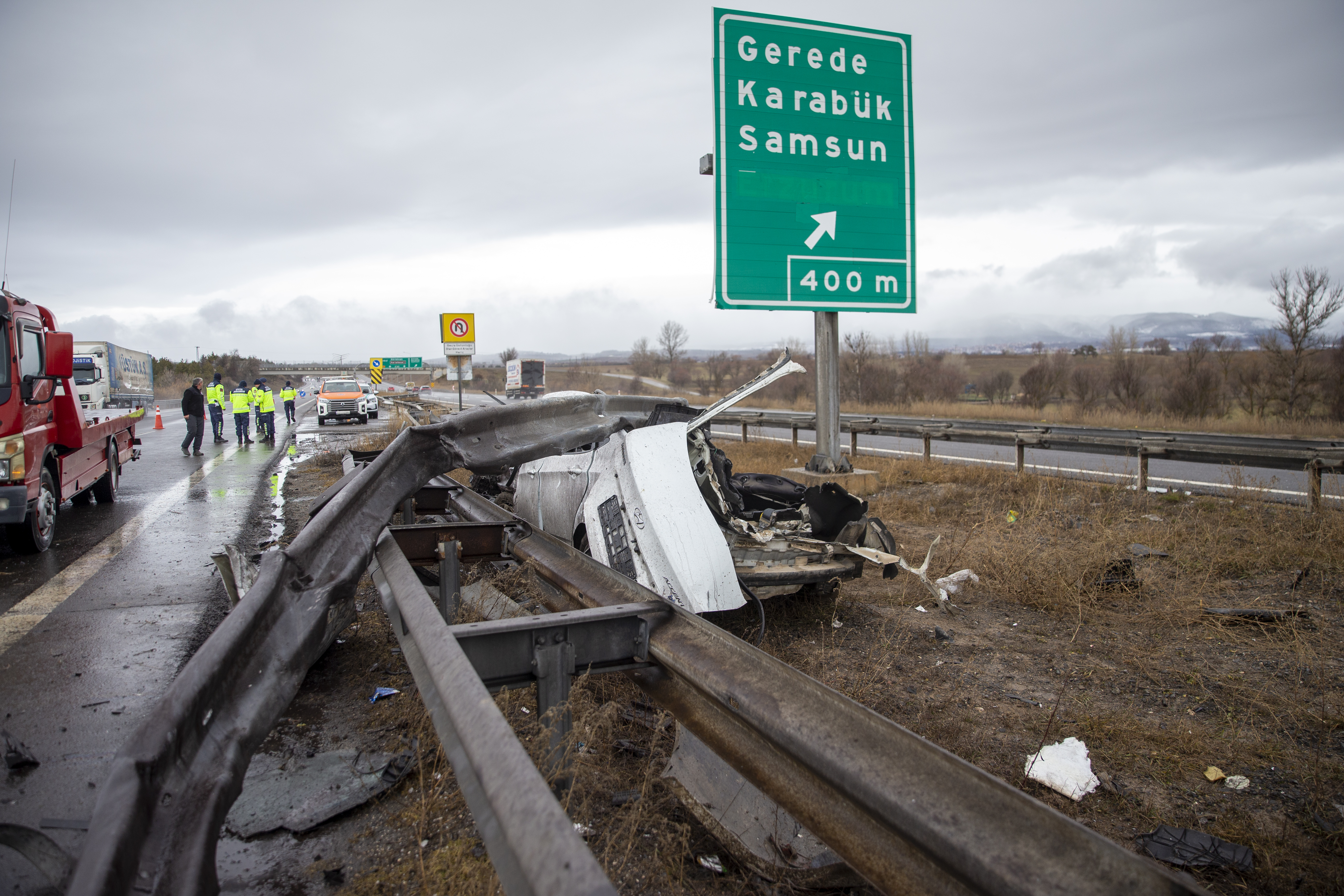 TEM Otoyolu'nda Feci Kaza: Otomobil Bariyerlere Saplandı 4 AA 20241227 36597451 36597447 ANADOLU OTOYOLUNDA BARIYERLERE CARPAN OTOMOBILIN SURUCUSU AGIR YARALANDI