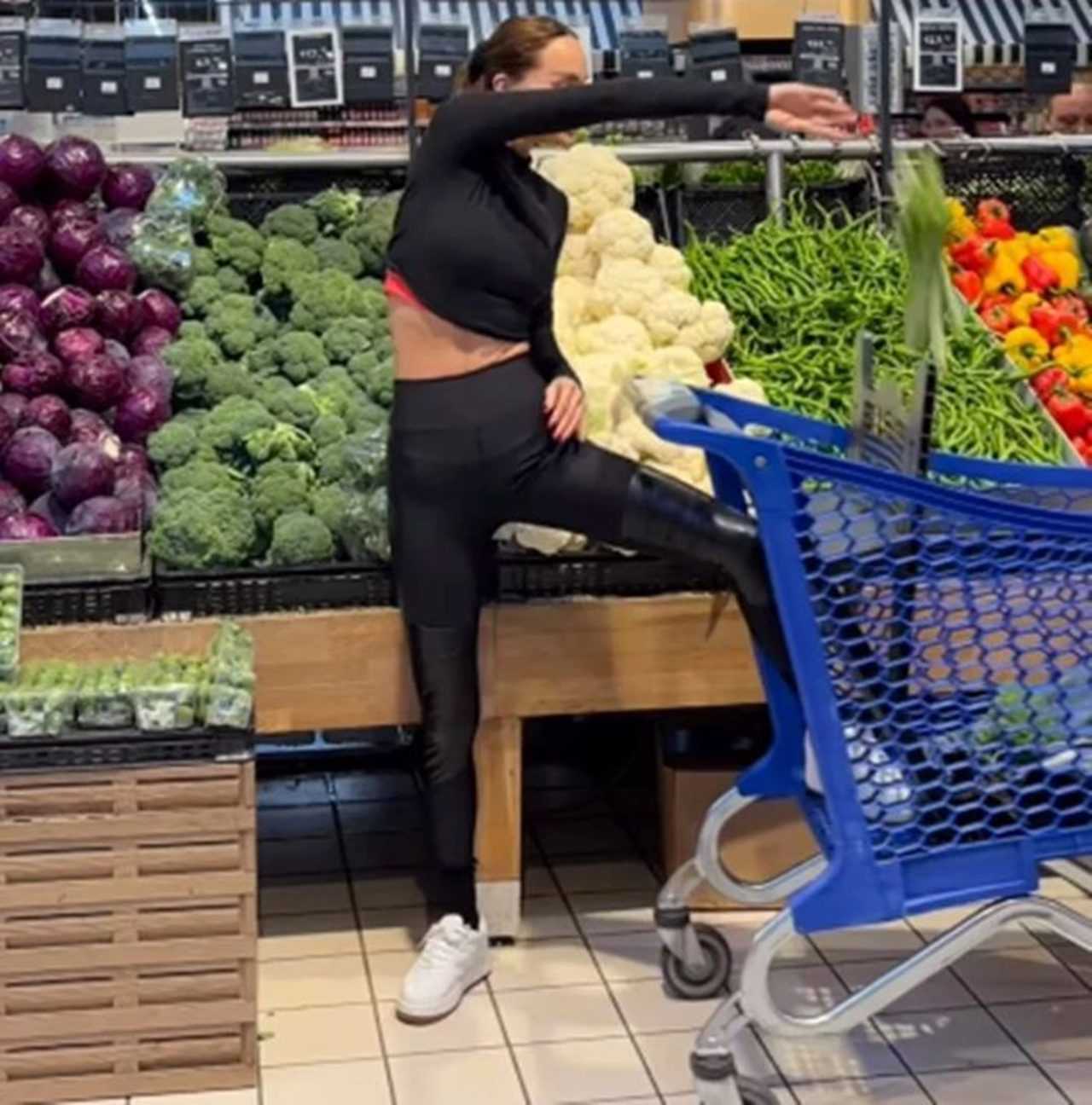 Ebru Sallidan Sasirtan Adim Markette Pilates Yapti 3