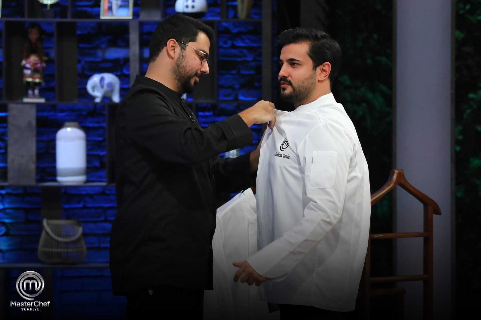 MasterChef'te Beklenmedik Ayrılık! Ceketi Kim Aldı? 3 GfwTu8RWAAA5ZiJ