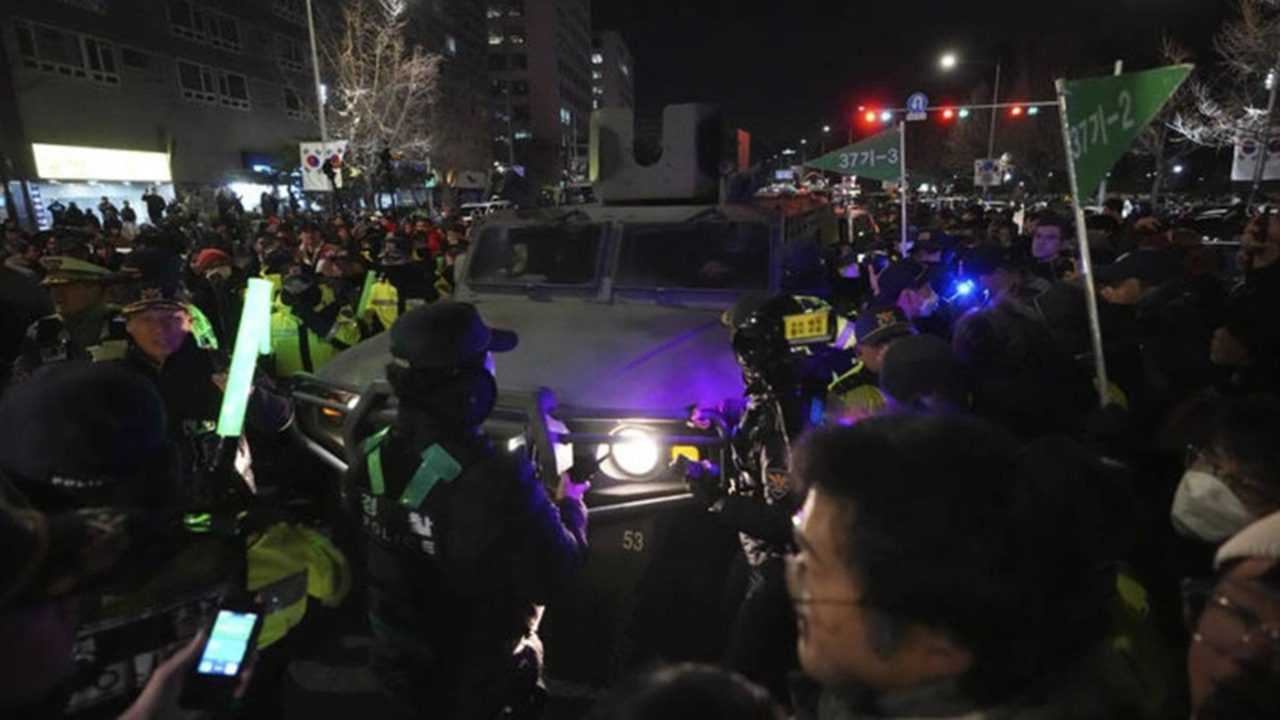 Güney Kore'de Sıkıyönetim Krizi: Yoon'a İstifa ve Azil Tehditi 1 Guney Korede Sikiyonetim Krizi Yoona Istifa ve Azil Tehditi 2