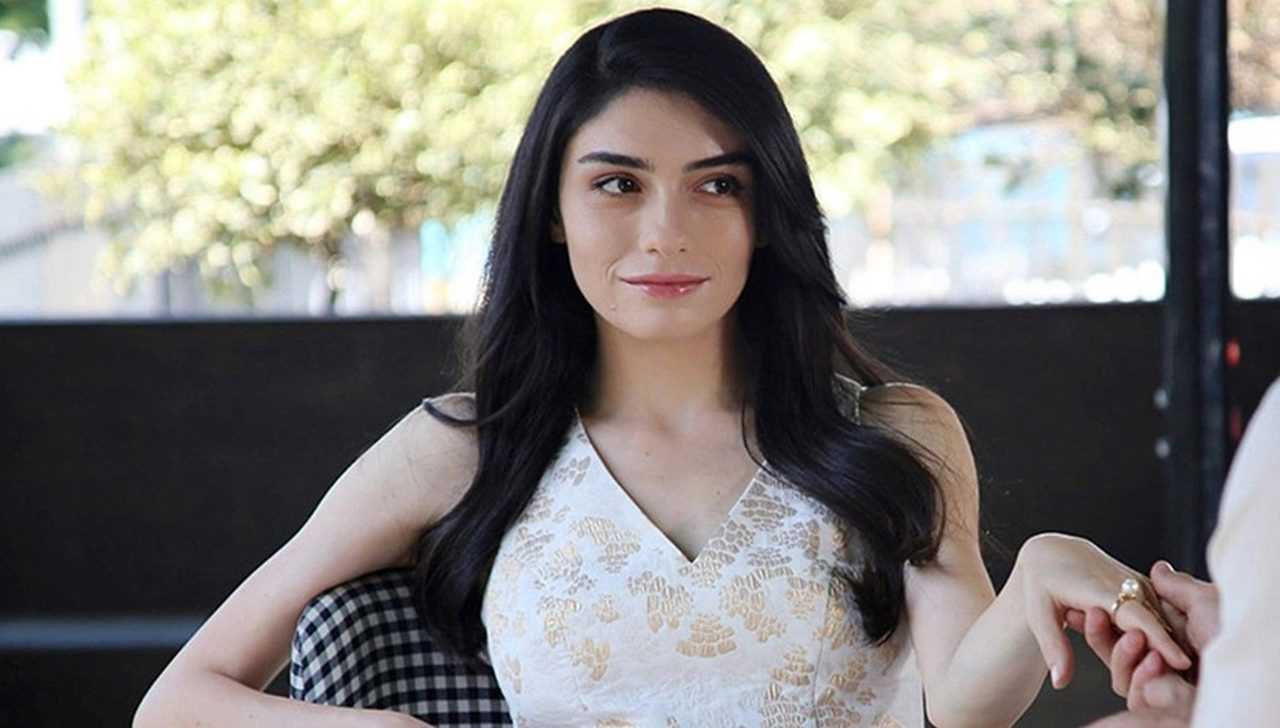 Hazar Ergüçlü: Ekran ve Sosyal Medyanın Yükselen Yıldızı 2 hazar erguclu ekran ve sosyal medyanin yukselen yildizi 3