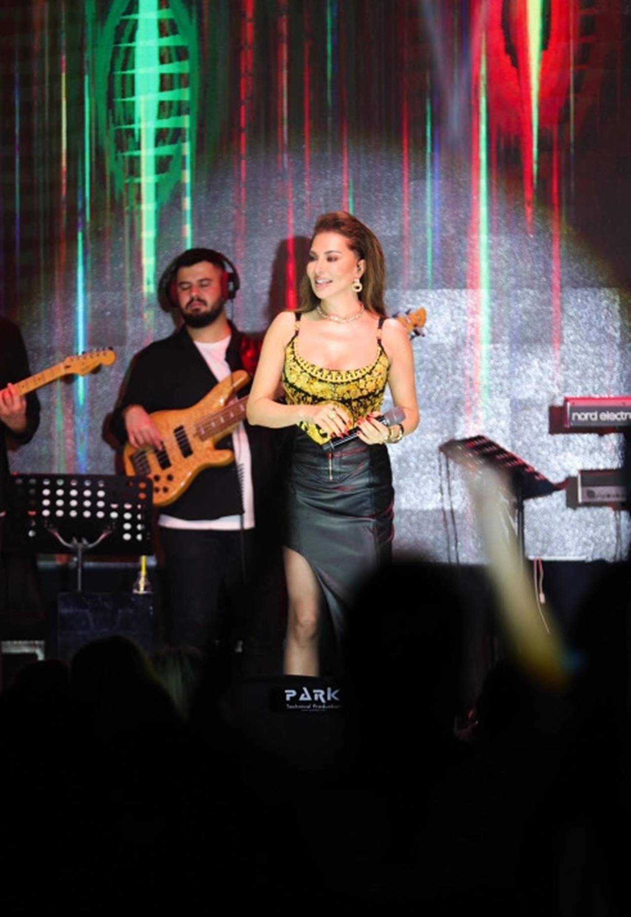 Ebru Yaşar’dan Muhteşem Gece: Vefa, Şıklık ve Hit Şarkılar 2 Ebru Yasardan Muhtesem Gece Vefa Siklik ve Hit Sarkilar 3