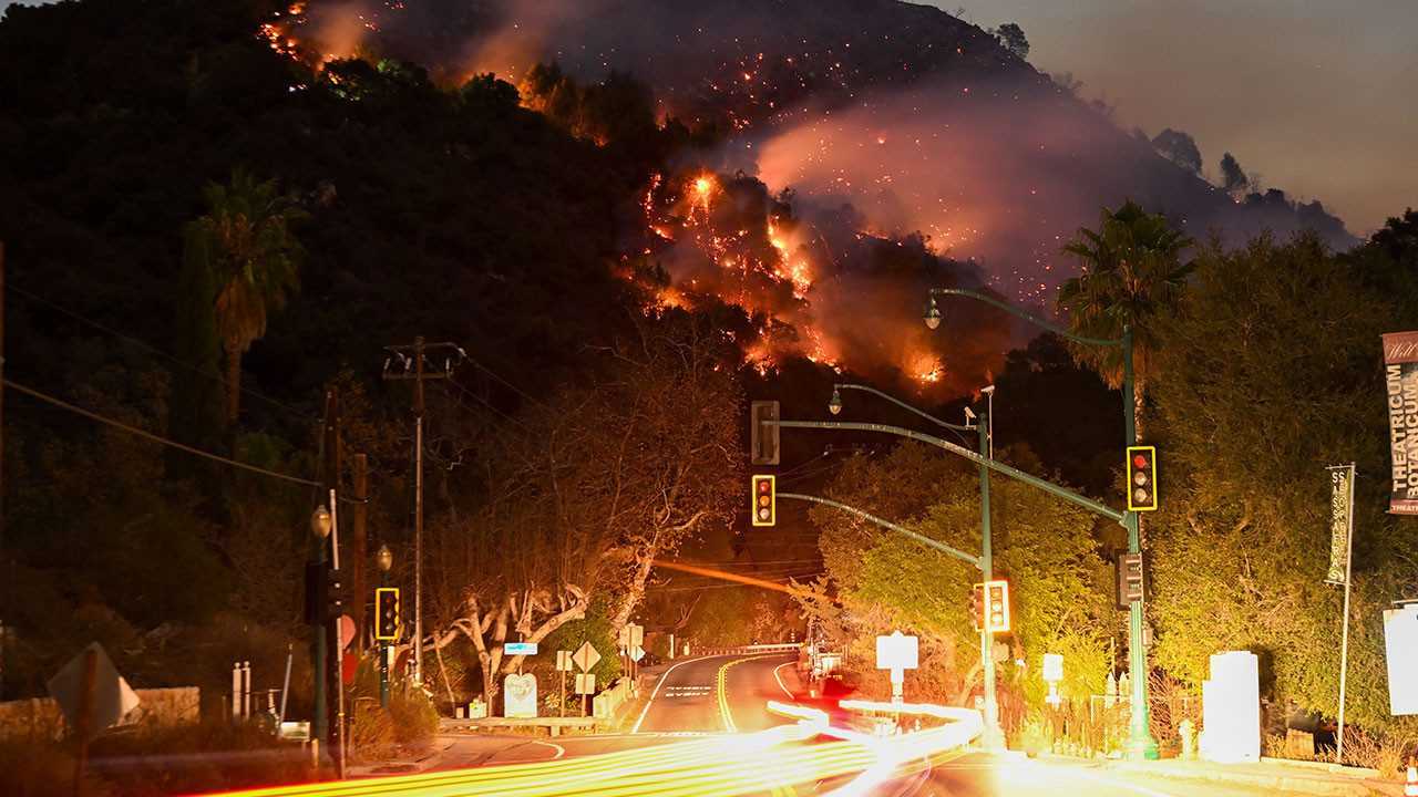 Los Angeles'ta Yangın Felaketi: 16 Ölü, Binlerce Ev Kül Oldu 2 Los Angelesta Yangin Felaketi 16 Olu Binlerce Ev Kul Oldu 2