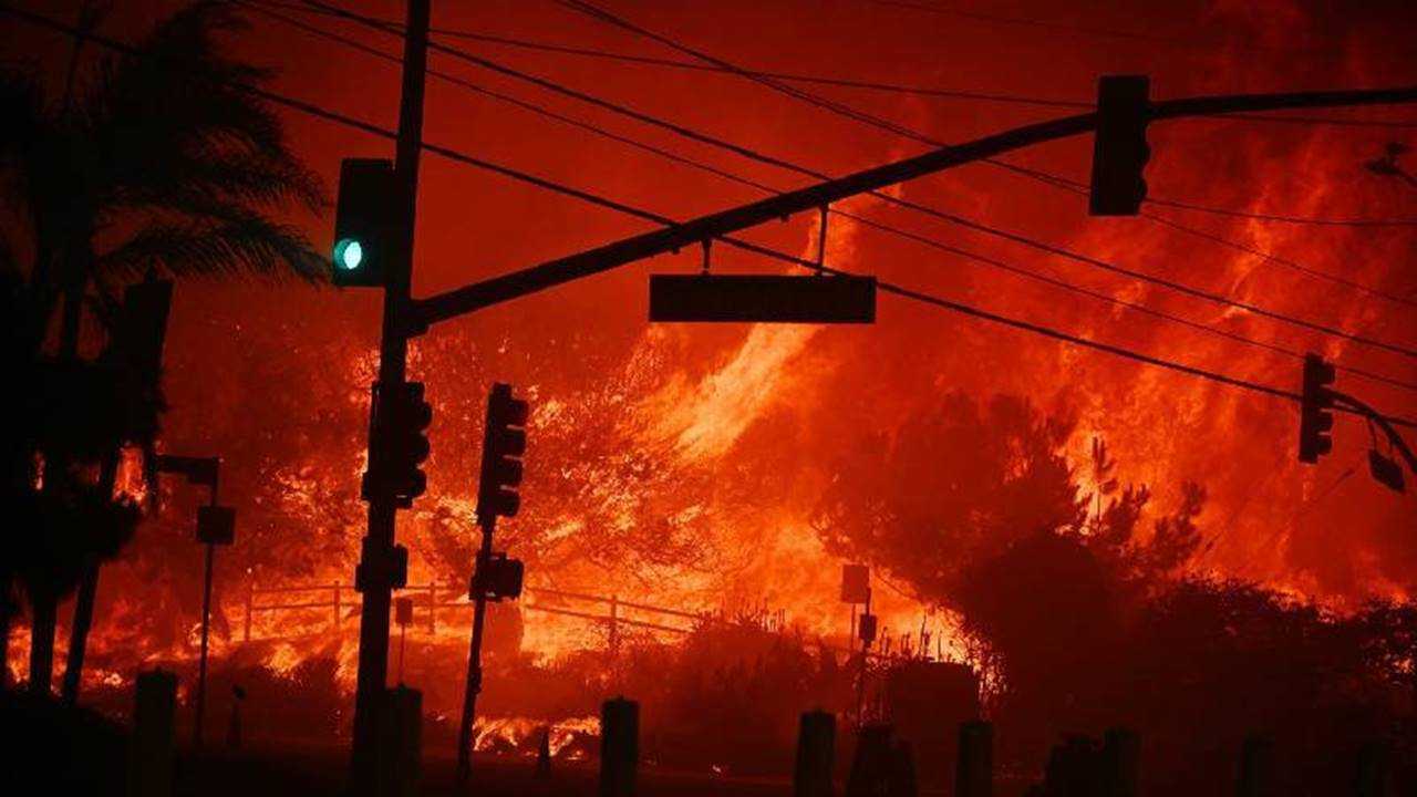 Los Angeles'ta Yangın Felaketi: 16 Ölü, Binlerce Ev Kül Oldu 4 Los Angelesta Yangin Felaketi 16 Olu Binlerce Ev Kul Oldu 4