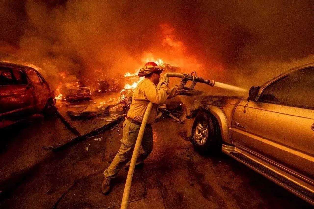 Los Angeles'ta Yangın Felaketi: 16 Ölü, Binlerce Ev Kül Oldu 7 Los Angelesta Yangin Felaketi 16 Olu Binlerce Ev Kul Oldu 8