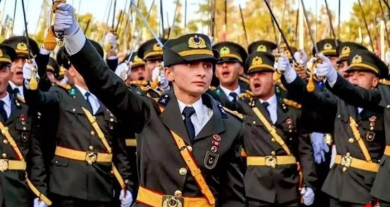 Mustafa Kemal’in Askerleriyiz Sloganı: 8 Asker İhraç Edildi