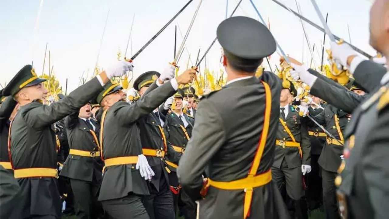 Mustafa Kemal’in Askerleriyiz Sloganı: 8 Asker İhraç Edildi 1 Mustafa Kemalin Askerleriyiz Slogani 8 Asker Ihrac Edildi 2