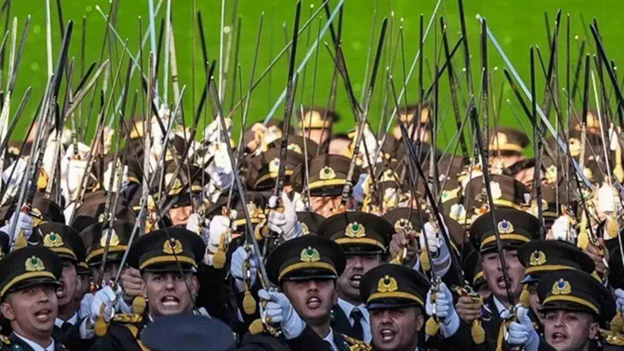Mustafa Kemal’in Askerleriyiz Sloganı: 8 Asker İhraç Edildi 2 Mustafa Kemalin Askerleriyiz Slogani 8 Asker Ihrac Edildi 3