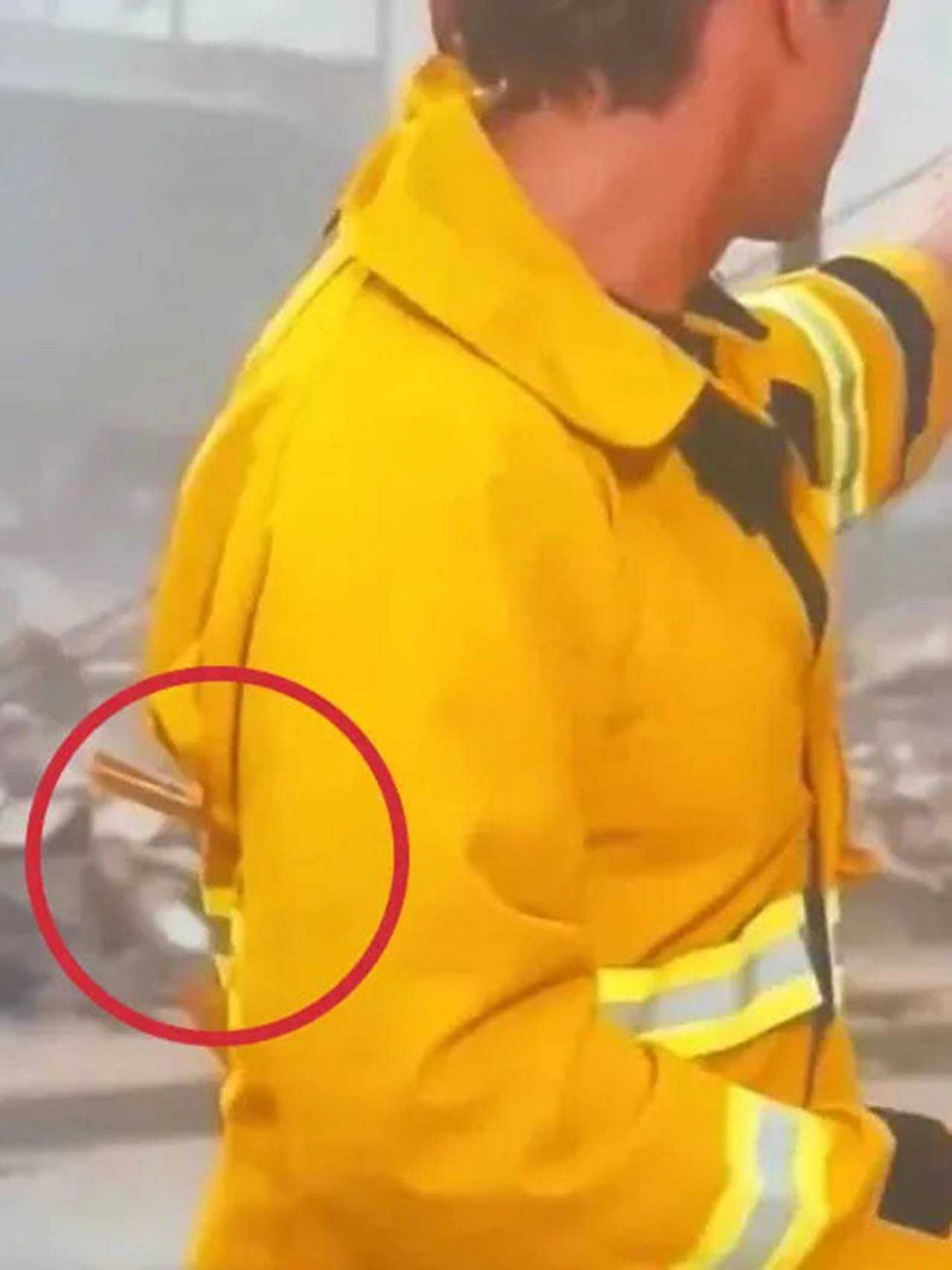 Yangın Alanında Moda Krizi: İtfaiyeci Ceketi Tepki Topladı 1 Yangin Alaninda Moda Krizi Itfaiyeci Ceketi Tepki Topladi 2