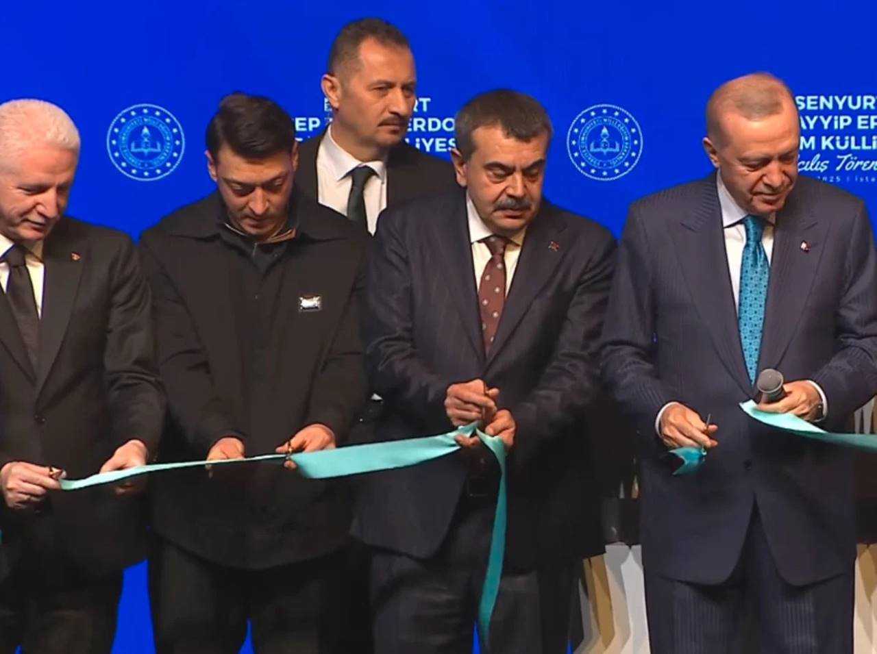 Erdoğan ve Mesut Özil’in Açılış Töreninde Neşeli Diyaloğu 1 Erdogan ve Mesut Ozilin Acilis Toreninde Neseli Diyalogu 2