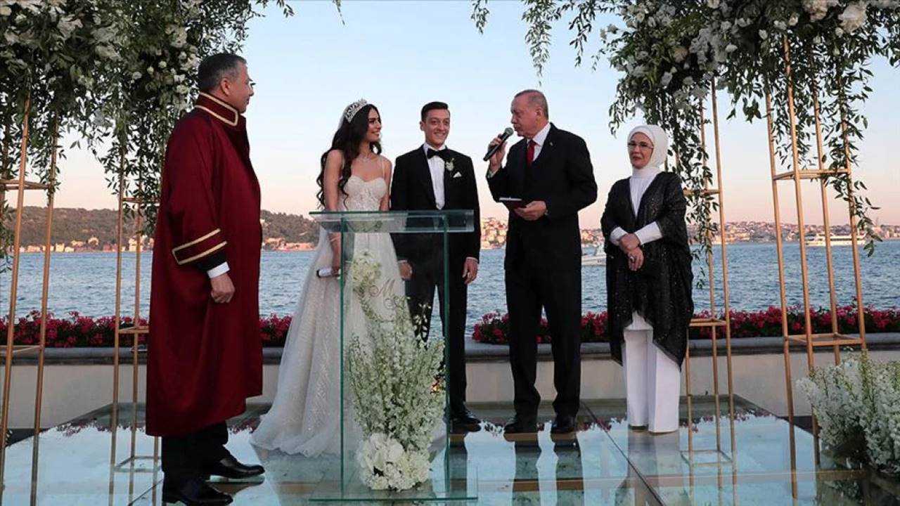 Erdoğan ve Mesut Özil’in Açılış Töreninde Neşeli Diyaloğu 3 Erdogan ve Mesut Ozilin Acilis Toreninde Neseli Diyalogu 4