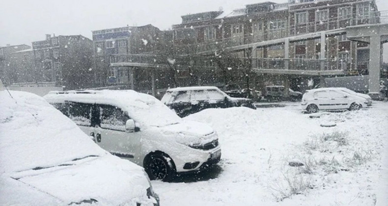 İstanbul Beyaza Büründü: Kar Fırtınası Şehri Teslim Aldı