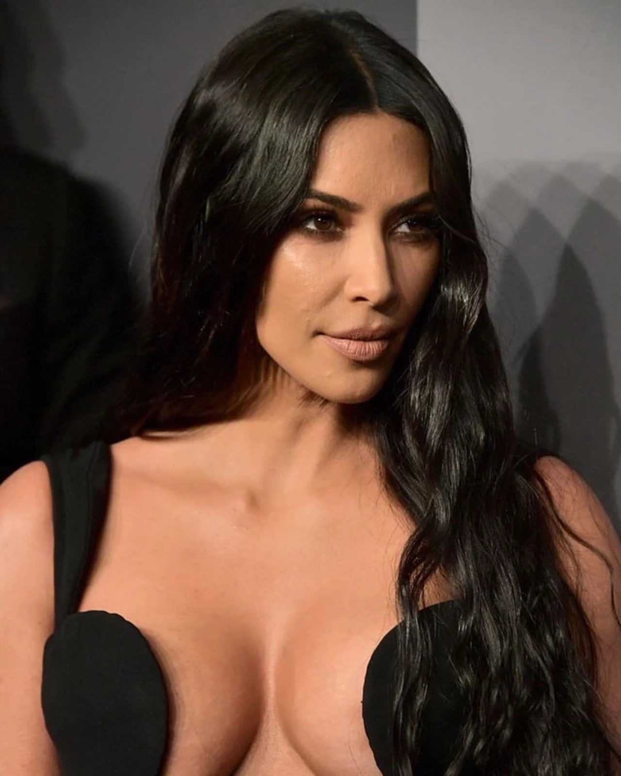 Kim Kardashian’dan Nefes Kesen Plaj Pozları 2 Kim Kardashiandan Nefes Kesen Plaj Pozlari 2