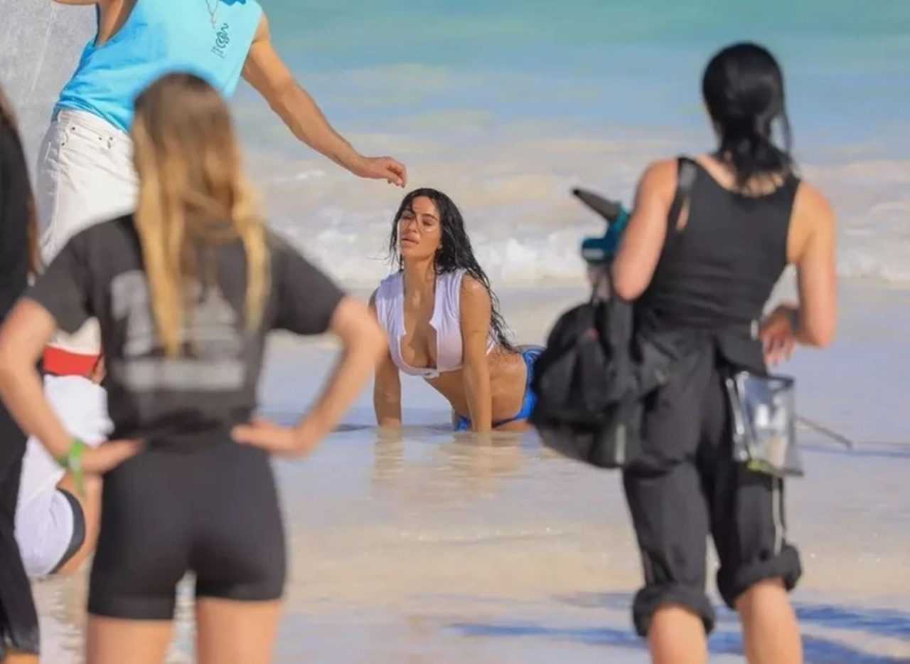 Kim Kardashian’dan Nefes Kesen Plaj Pozları 4 Kim Kardashiandan Nefes Kesen Plaj Pozlari 5