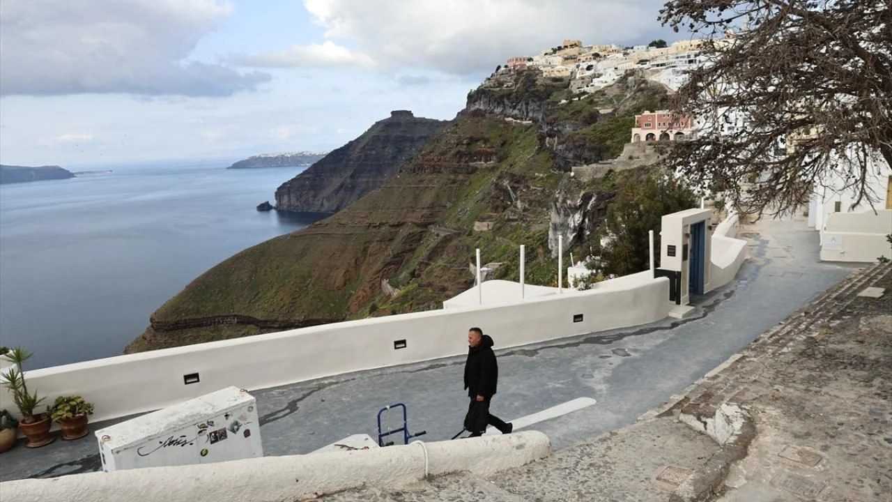 Santorini Sarsılıyor: 7.700 Deprem ve Olağanüstü Hal 1 Santorini Sarsiliyor 7.700 Deprem ve Olaganustu Hal 2