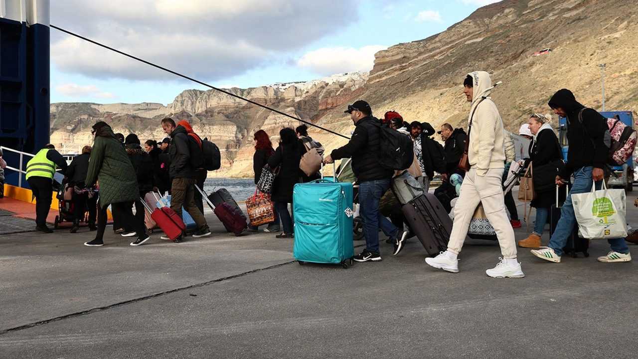 Santorini Sarsılıyor: 7.700 Deprem ve Olağanüstü Hal 2 Santorini Sarsiliyor 7.700 Deprem ve Olaganustu Hal 3