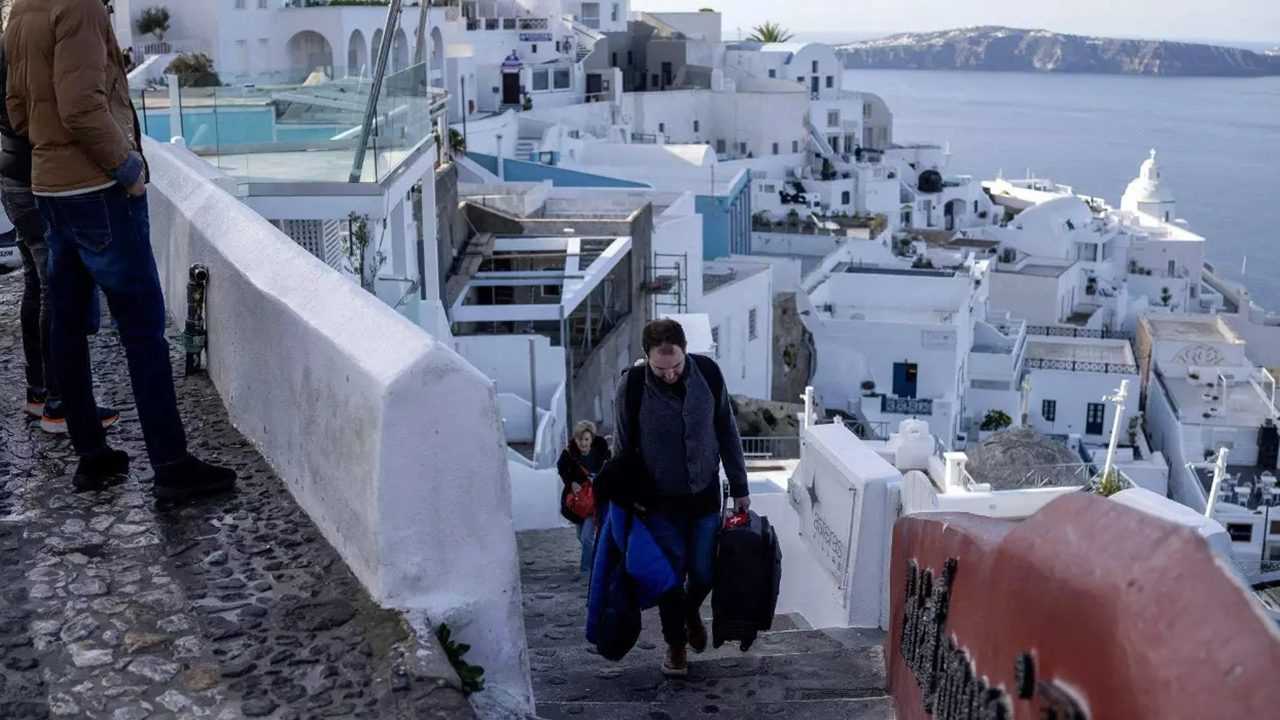 Santorini Sarsılıyor: 7.700 Deprem ve Olağanüstü Hal 4 Santorini Sarsiliyor 7.700 Deprem ve Olaganustu Hal 5