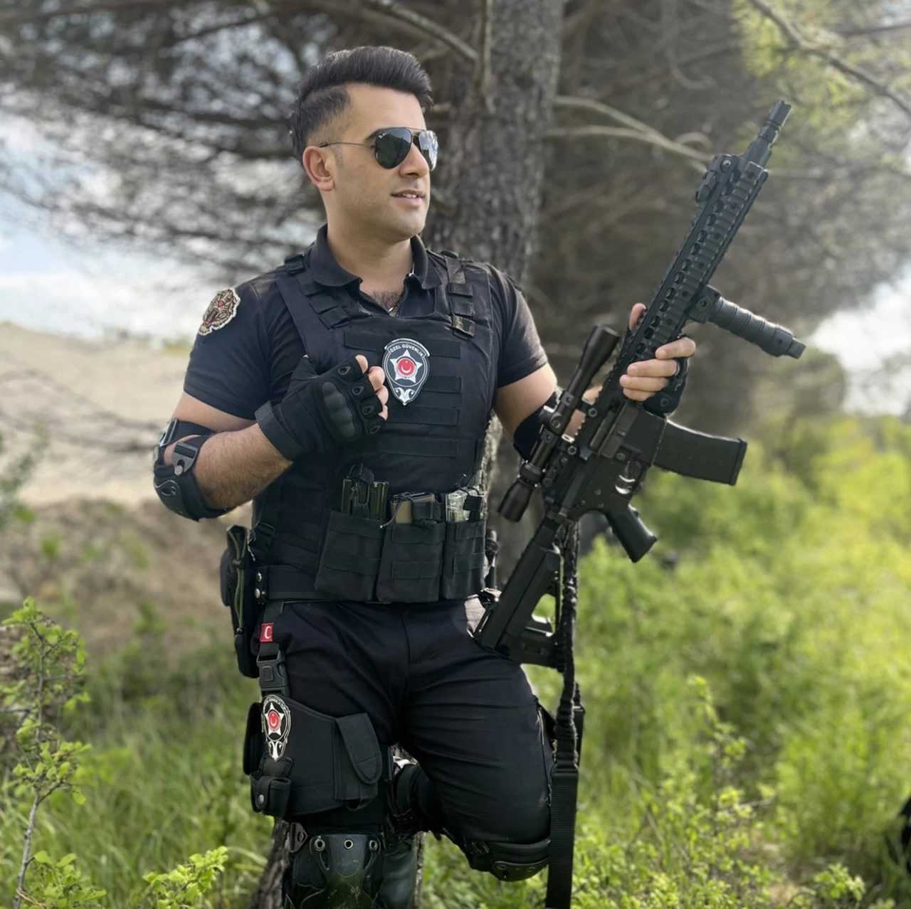 Yakışıklı Güvenlik Çakarlı Araçla Yakalandı: 142 Bin TL Ceza 3 Yakisikli Guvenlik Cakarli Aracla Yakalandi 142 Bin TL Ceza 4