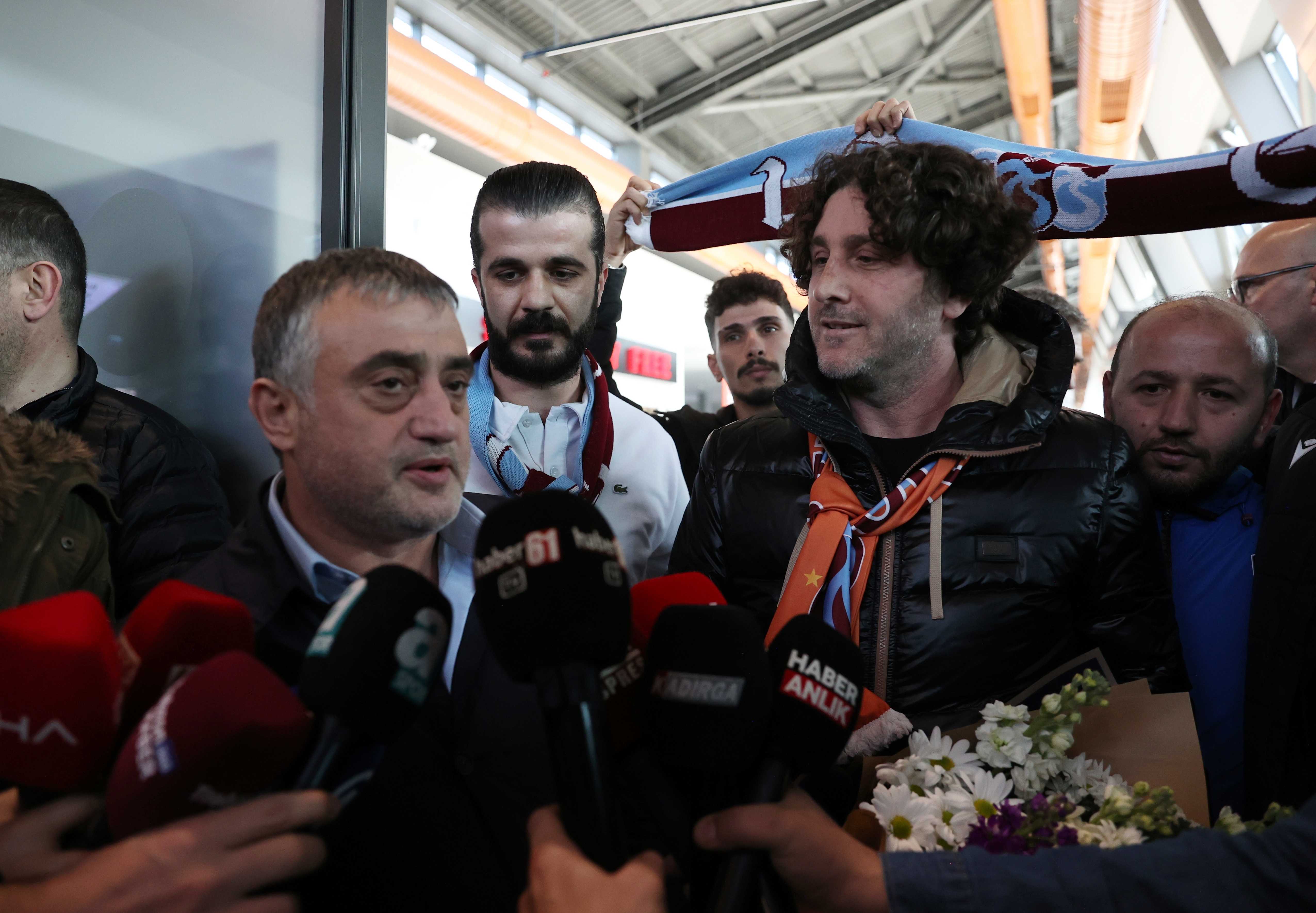 Trabzon'da Fatih Tekke Coşkuyla Karşılandı! 1 AA 20250311 37303509 37303502 TRABZONSPOR TARAFTARI FATIH TEKKEYI SEVGI GOSTERILERIYLE KARSILADI