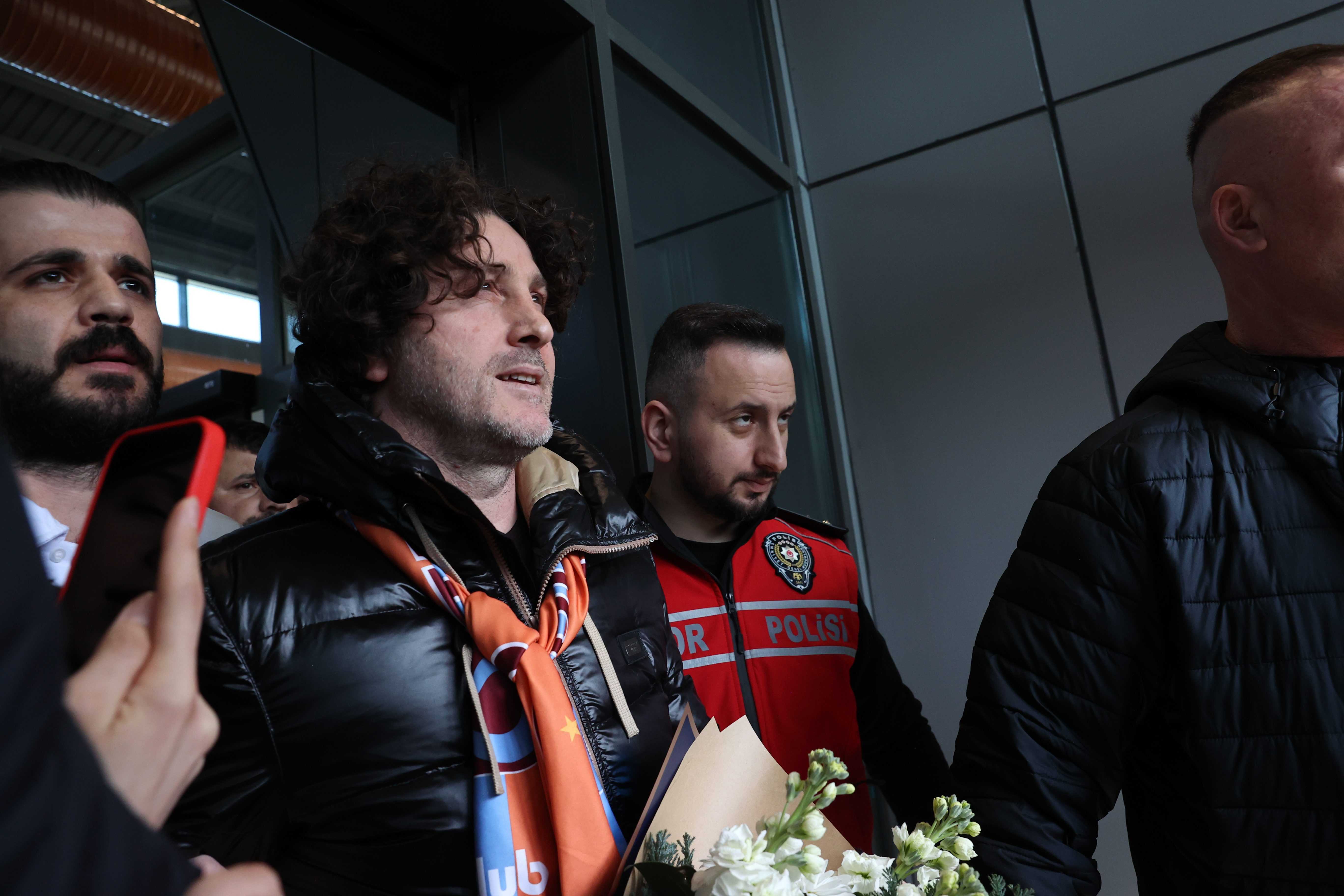 Trabzon'da Fatih Tekke Coşkuyla Karşılandı! 3 AA 20250311 37303509 37303503 TRABZONSPOR TARAFTARI FATIH TEKKEYI SEVGI GOSTERILERIYLE KARSILADI