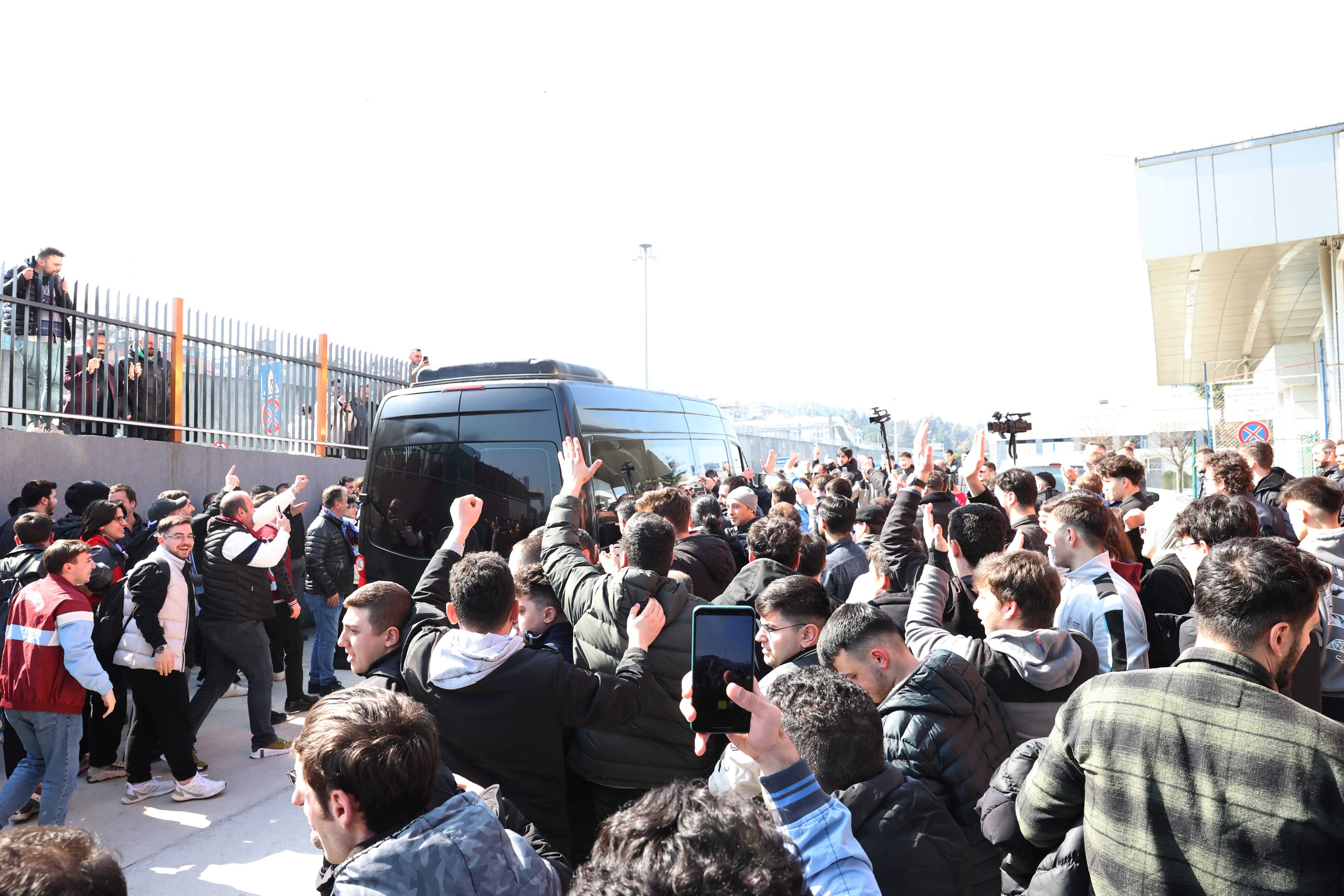 Trabzon'da Fatih Tekke Coşkuyla Karşılandı! 2 AA 20250311 37303509 37303506 TRABZONSPOR TARAFTARI FATIH TEKKEYI SEVGI GOSTERILERIYLE KARSILADI
