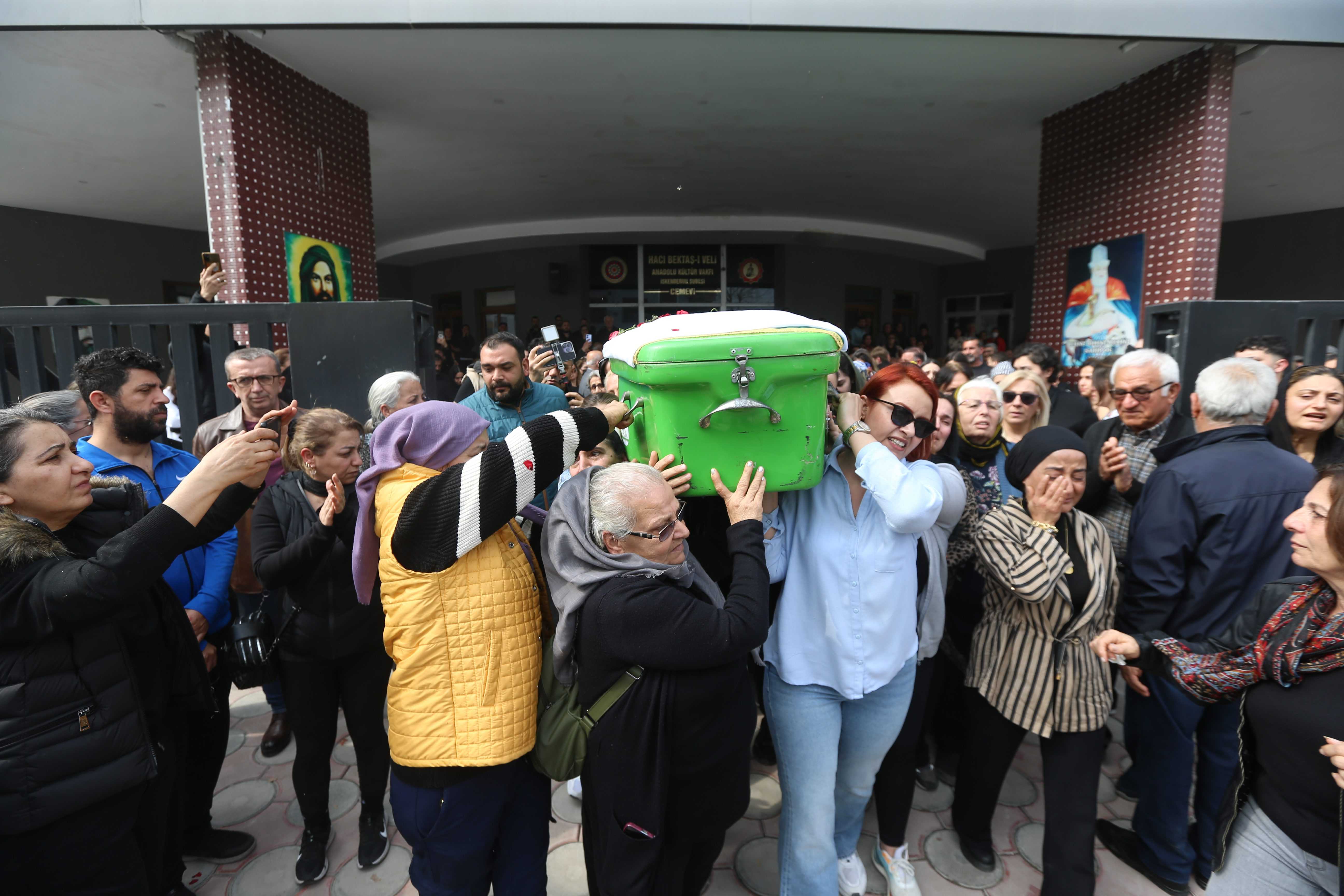 2 Aylık Evlilik Kanlı Bitti: Eşi Tarafından Katledildi! 5 AA 20250311 37304647 37304638 ANTALYADA ESININ BICAK VE SATIRLA OLDURDUGU KADIN HEMSIRENIN CENAZESI HATAYDA DEFNEDILDI