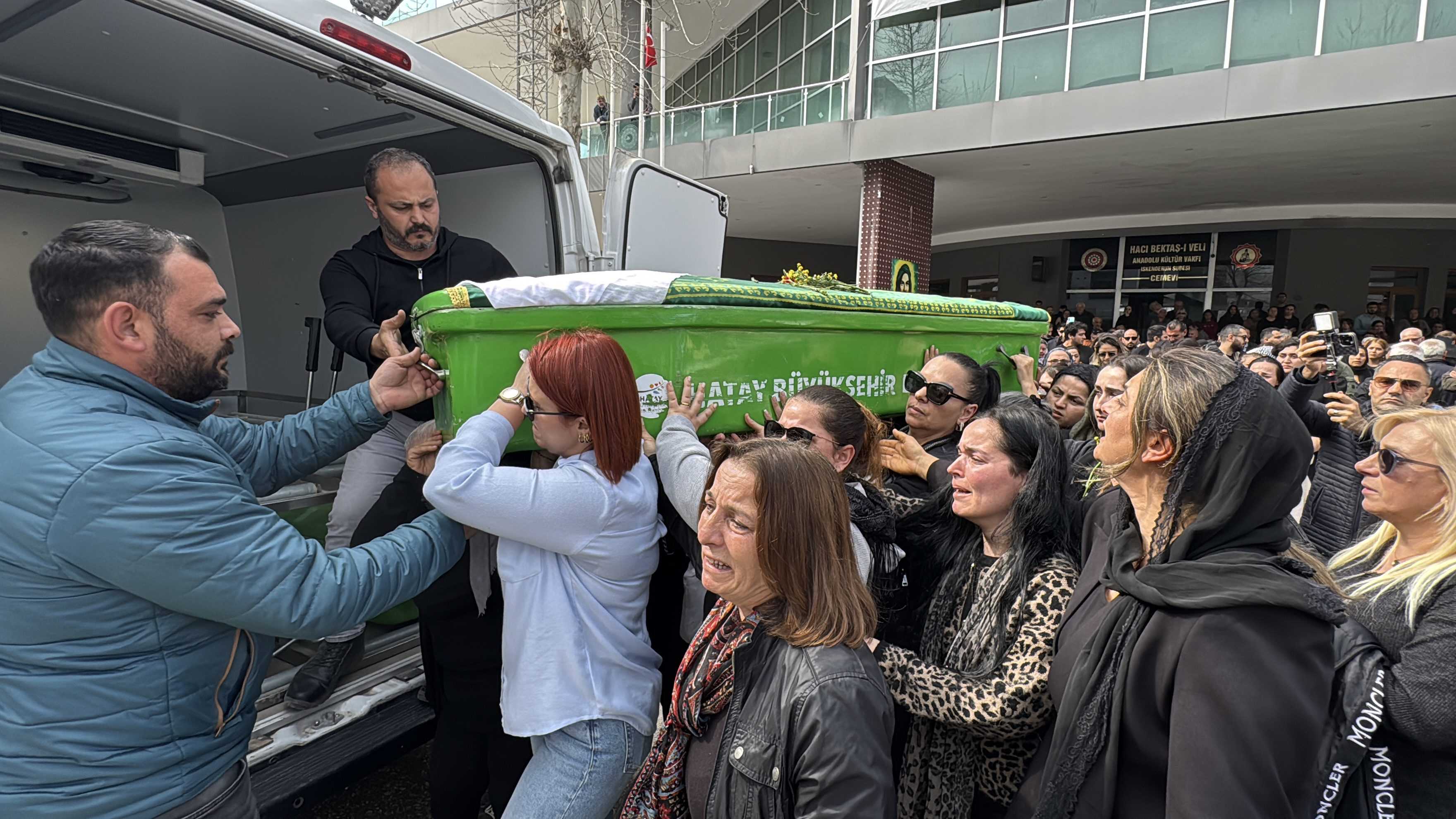 2 Aylık Evlilik Kanlı Bitti: Eşi Tarafından Katledildi! 7 AA 20250311 37304647 37304641 ANTALYADA ESININ BICAK VE SATIRLA OLDURDUGU KADIN HEMSIRENIN CENAZESI HATAYDA DEFNEDILDI